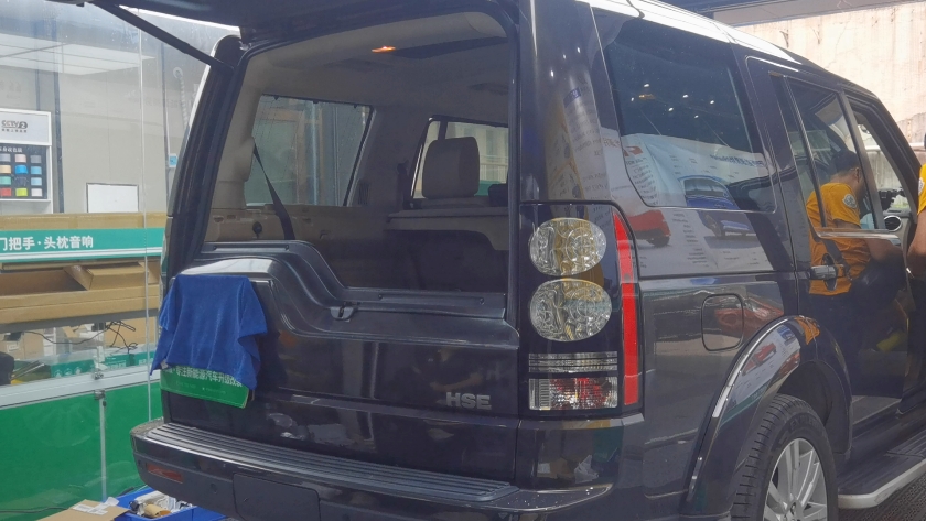 香港三地牌老铁支持,路虎发现4升级双杆上电吸尾门效果,支持钥匙控制