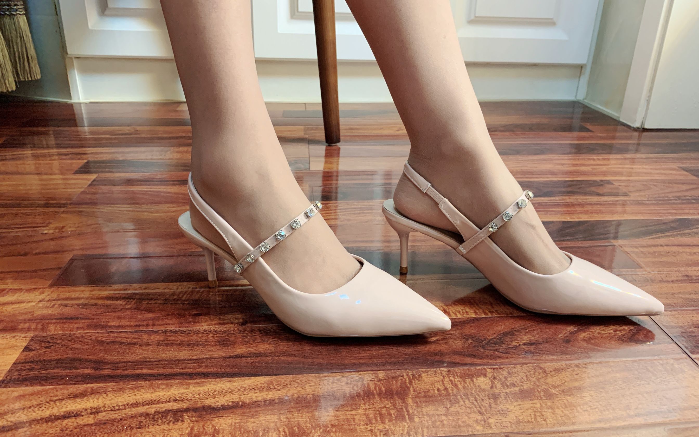 水钻高跟鞋搭上咖啡色丝袜大气优雅