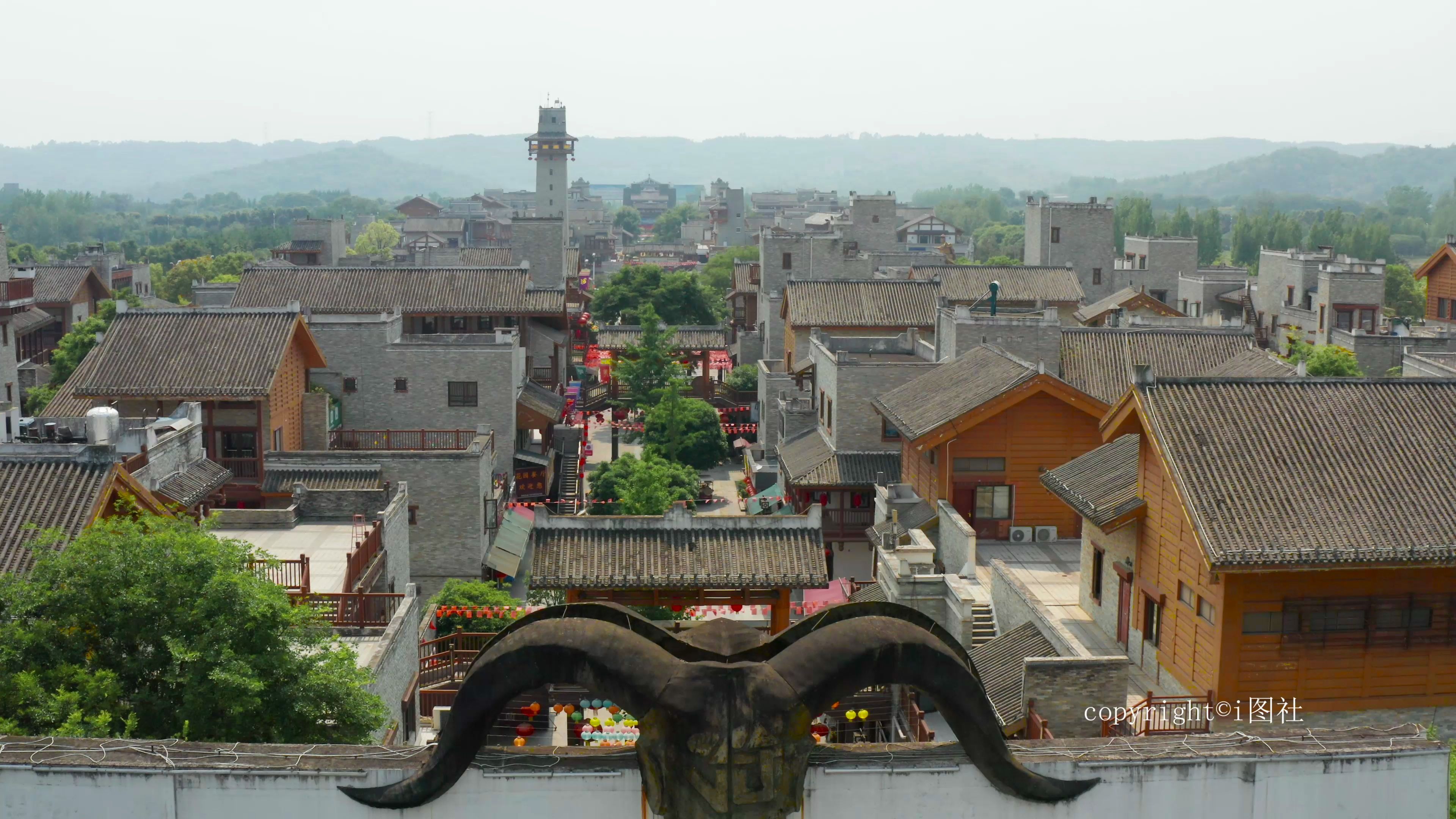 航拍/北川新县城最高的碉楼,羌碉俯瞰全城