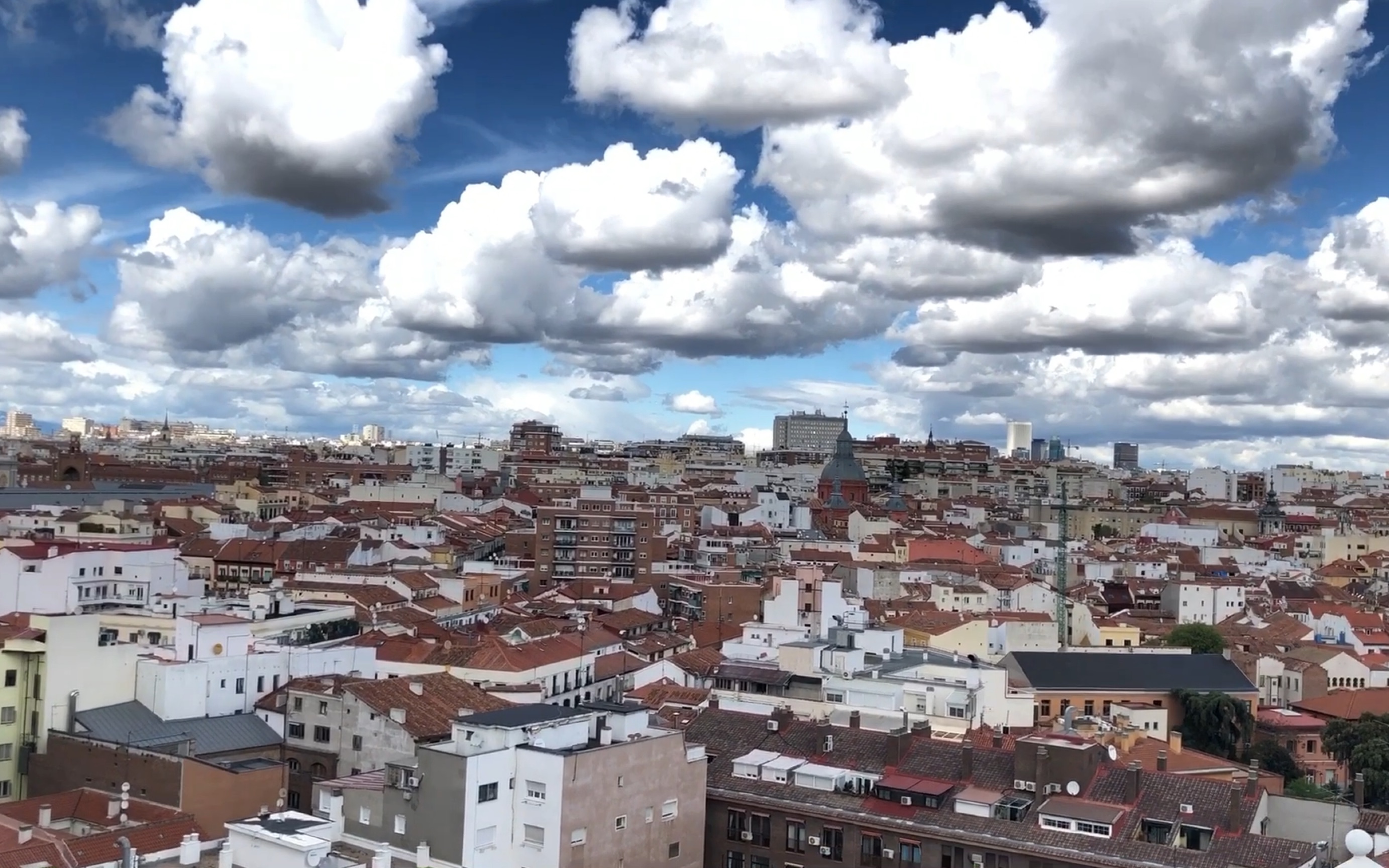 楼顶俯瞰西班牙首都马德里,红色楼顶超美!