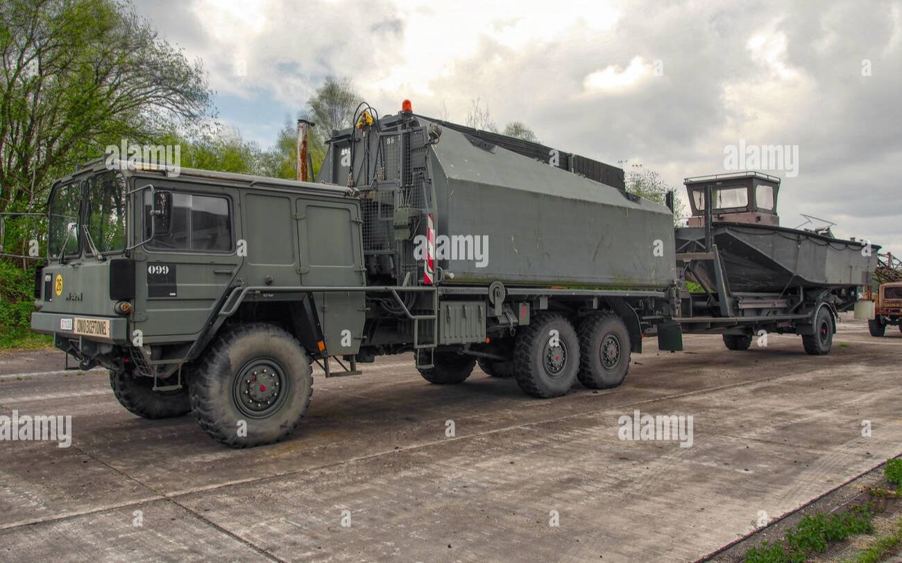 德国工程部队在哈维尔河上建造折叠浮桥,man kat 6x6 桥梁运输车