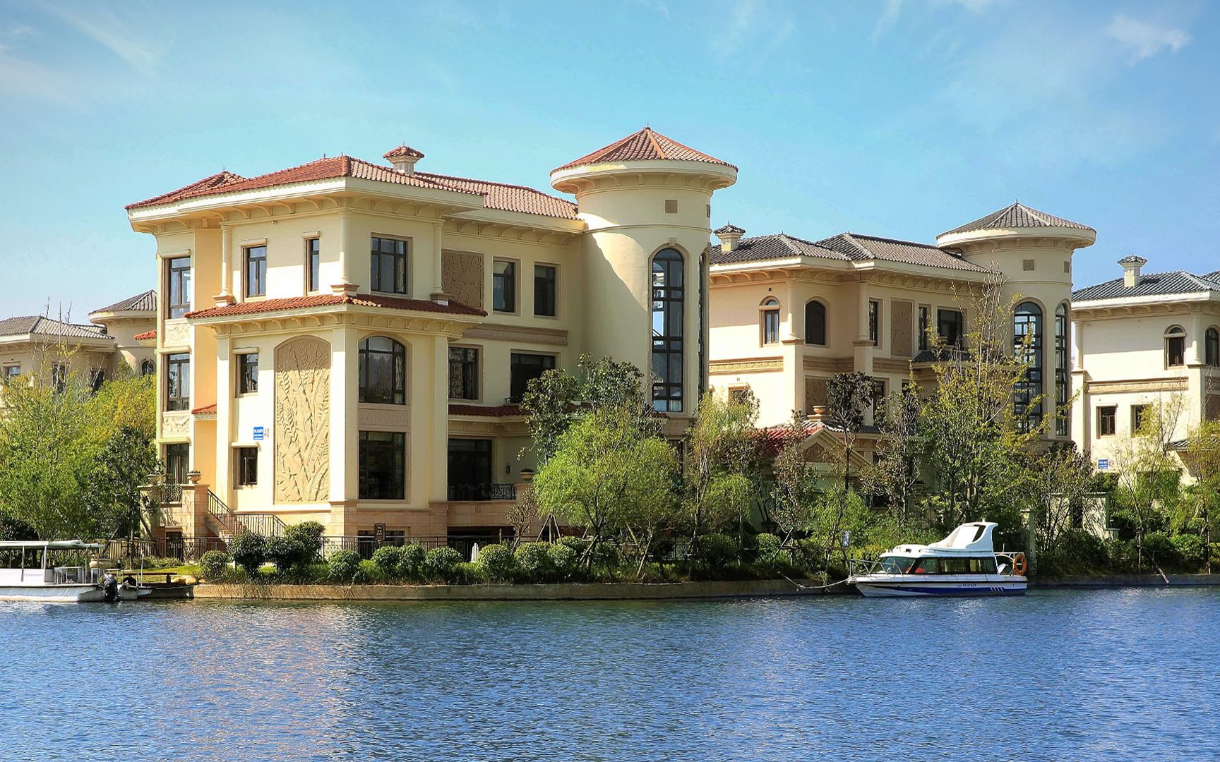 今天看一套北京北独立小别墅,带400平庭院,使用面积600平