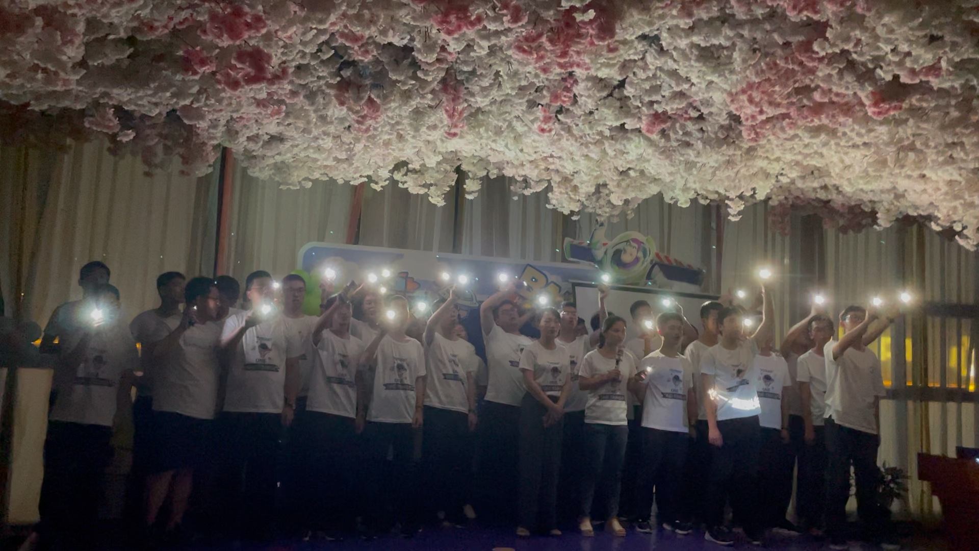 [图]高三毕业晚会｜春的花 夏的雨 彩虹在天上