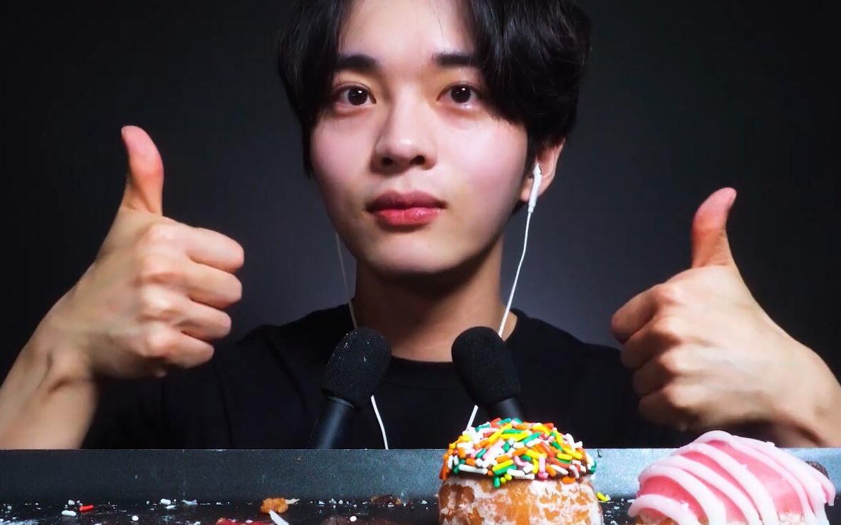 大口吃播chansori今天吃兰蒂斯甜甜圈等巧克力甜品面包