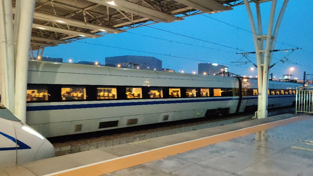 【铁路随拍】卧改座 新头型crh1b-1077驶离上海虹桥站_哔哩哔哩_bili