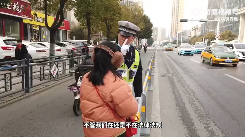 [图]淮南交警遇到蛮不讲理的行人，很有耐心