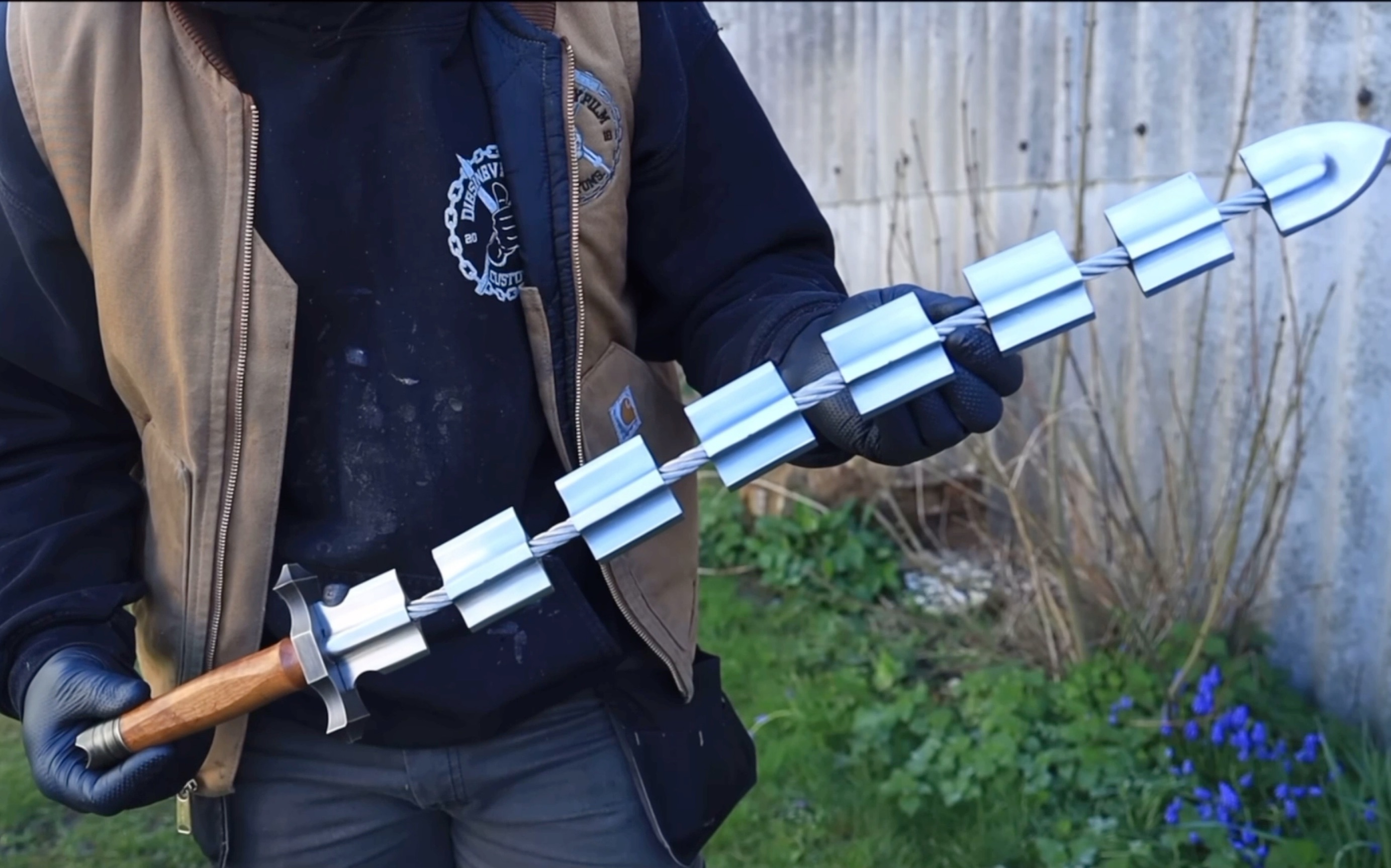 今天让我们锻打一柄剑鞭,解解闷