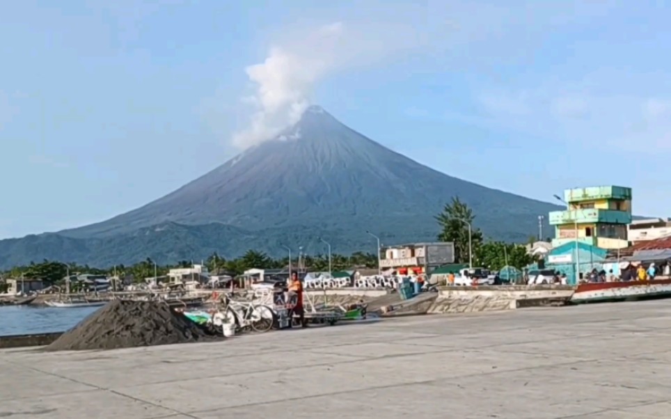 在吕宋岛东南部马荣火山脚下逛渔港,马荣火山是菲律宾的"富士山",轮廓