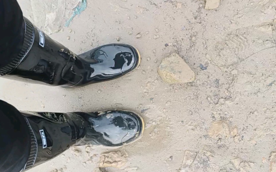 黑靴踩泥图片