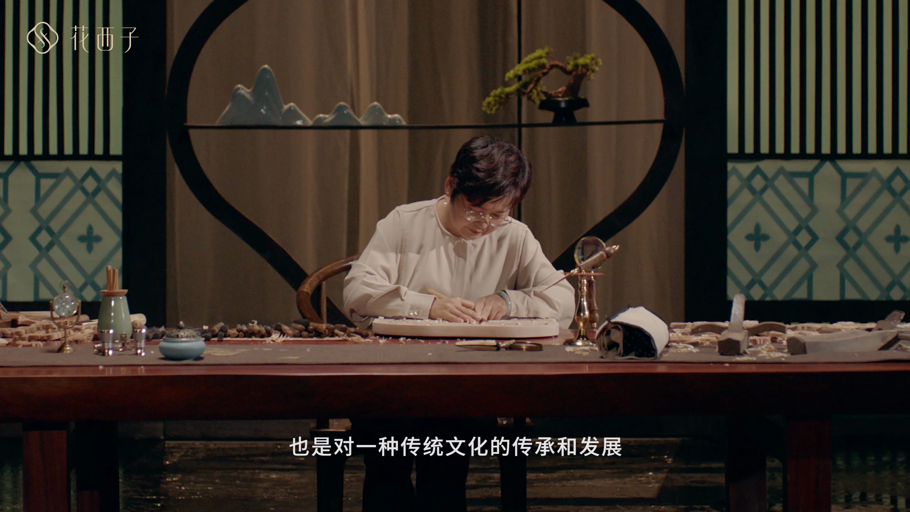 【花西子&东方匠人】杜菊芳|雕刻大师杜菊芳x花西子,共同传承优秀东方