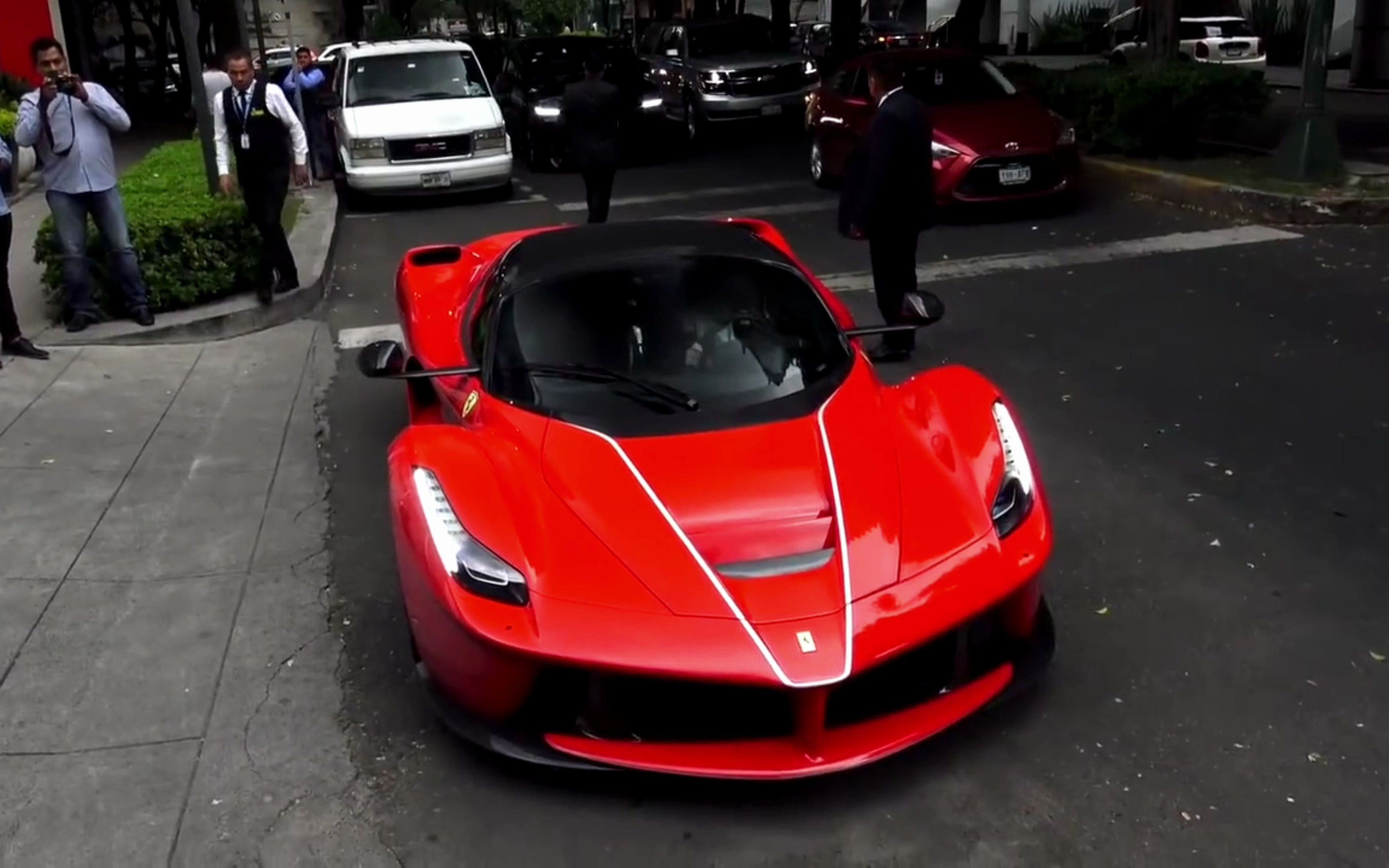 法拉利laferrari aperta(敞篷版)和风神huayra上街