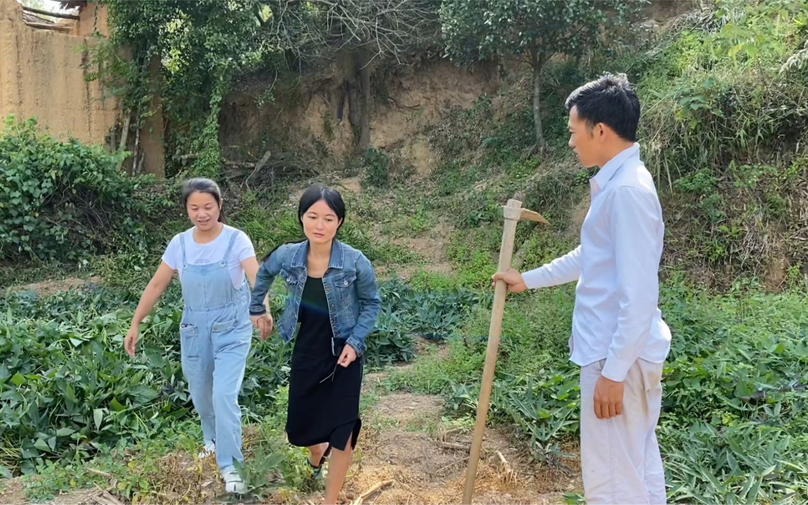 女粉丝小凤来小勇家里被安排挖地,小凤直接拒绝不干活,怎么办啊哔哩哔哩bilibili