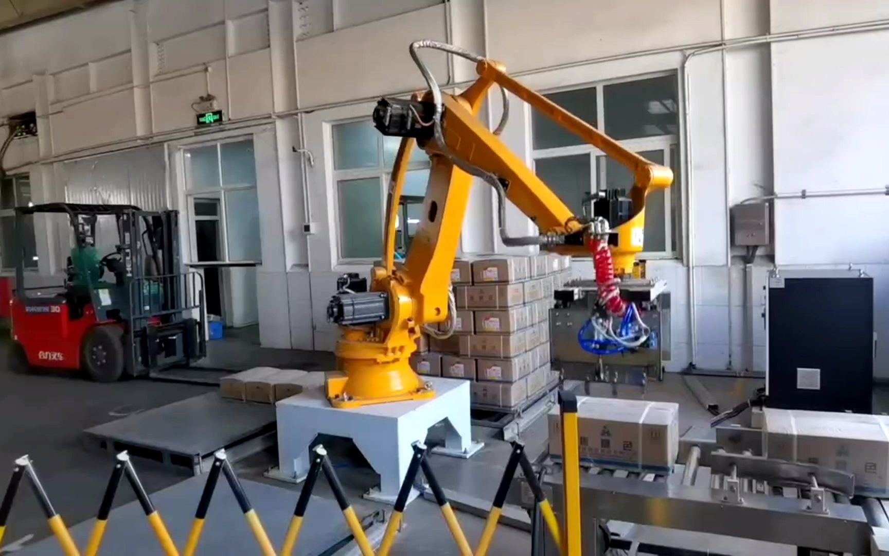 箱装产品全自动码垛机码垛机器人码垛纸箱现场