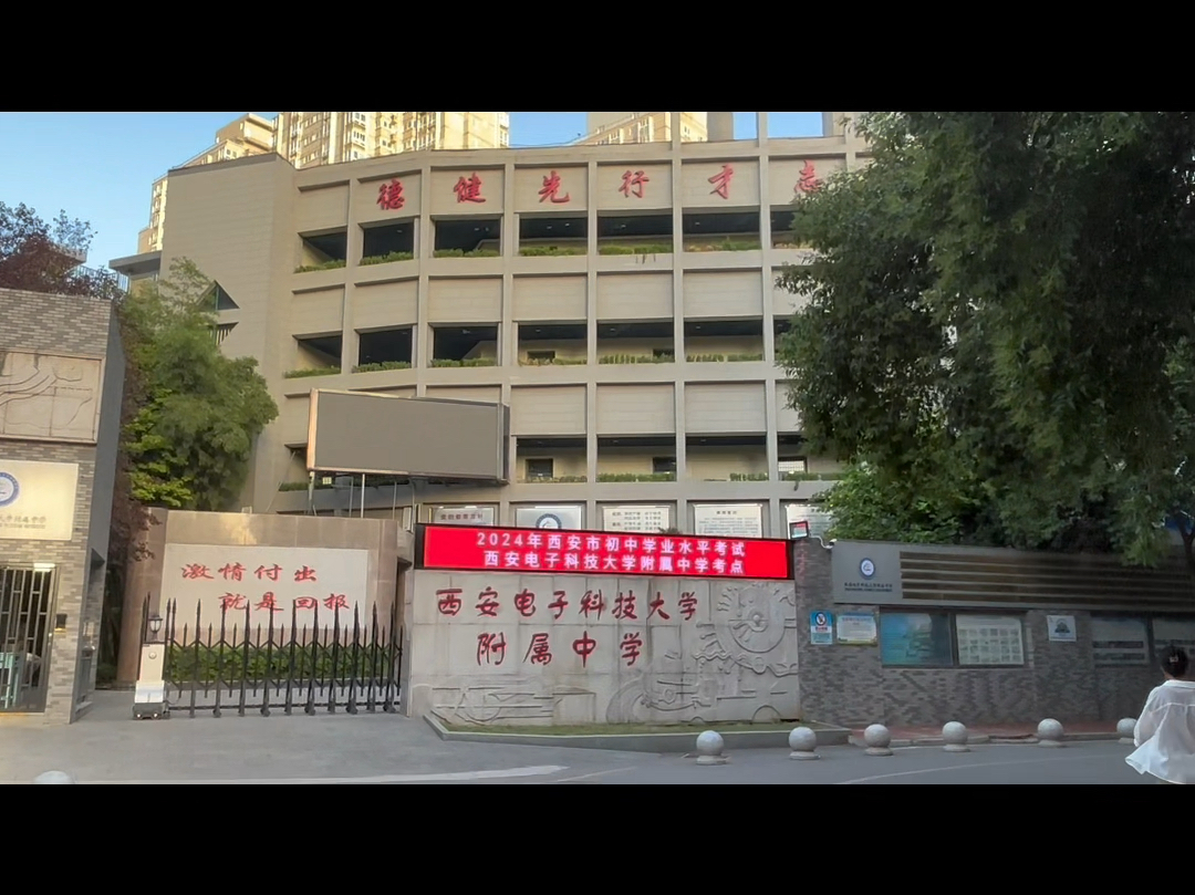 “十轮霜影转庭梧,此夕羁人独向隅.”哔哩哔哩bilibili