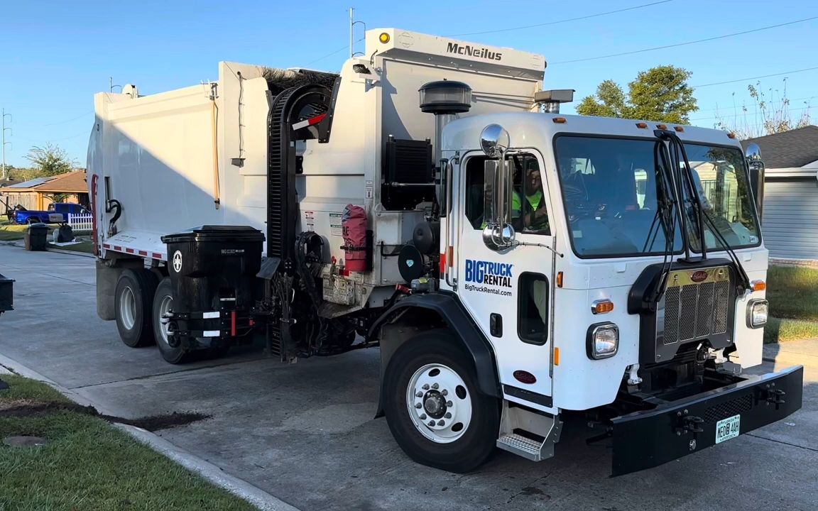 【垃圾回收】侧装压缩式垃圾收集车在新奥尔良社区工作