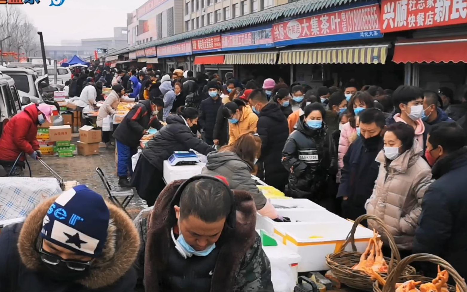 中秋节逛沈阳惠工早市,人山人海,百姓买菜第一选择