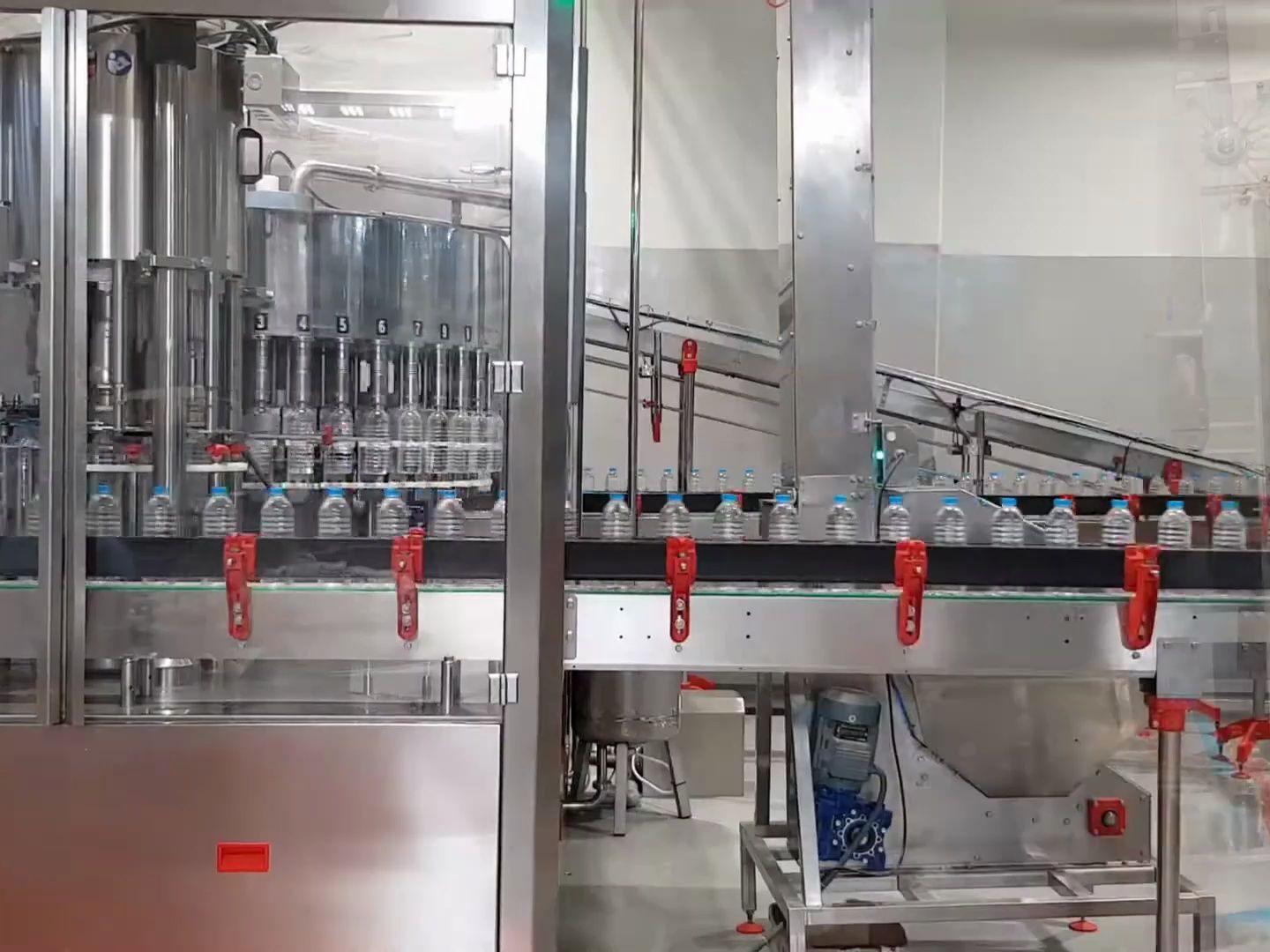 中吉机械带你您欣赏瓶装矿泉水生产线工厂,全自动大小瓶矿泉水生产线