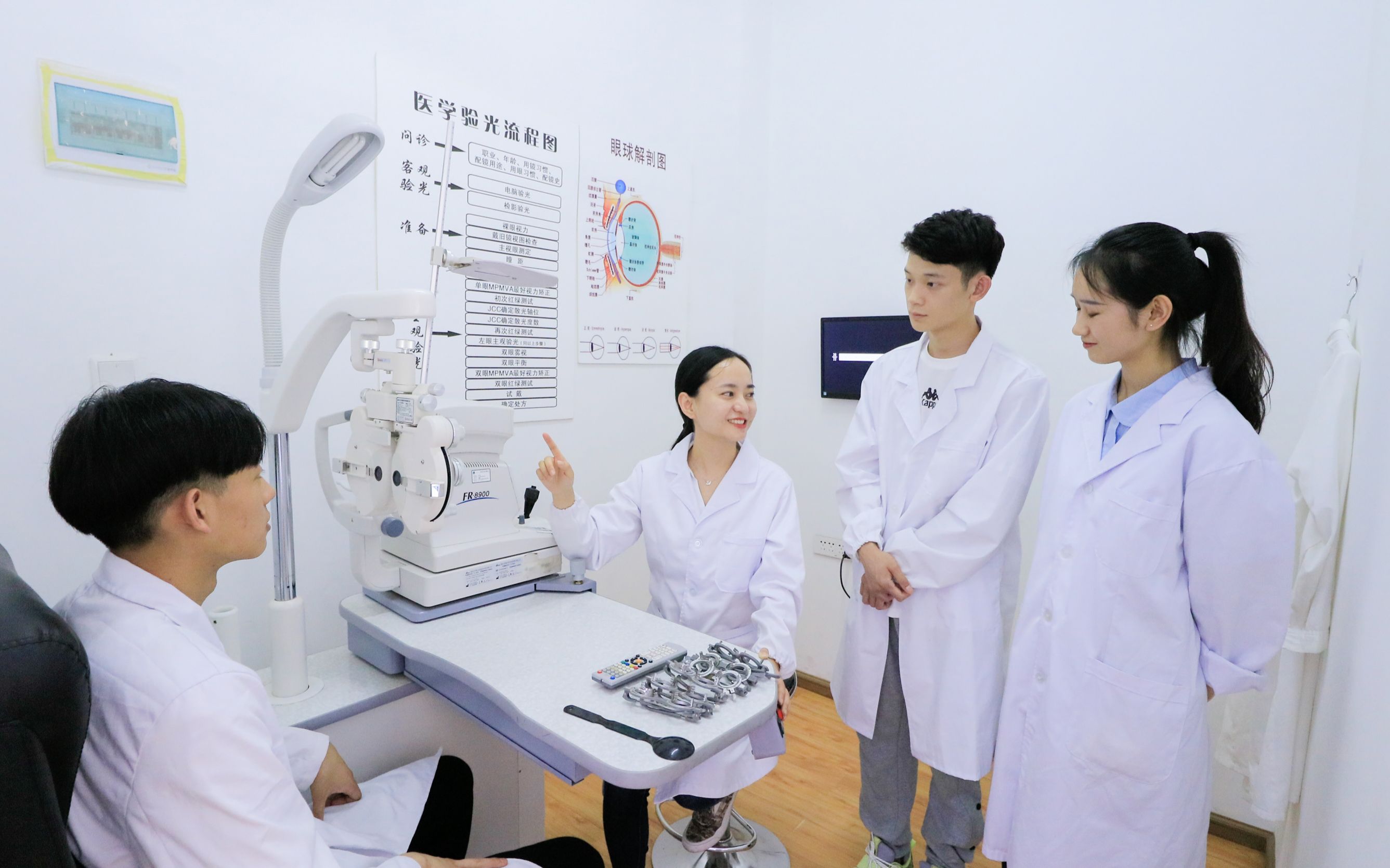 专业零距离点亮心灵之窗开启光明之路眼视光技术专业