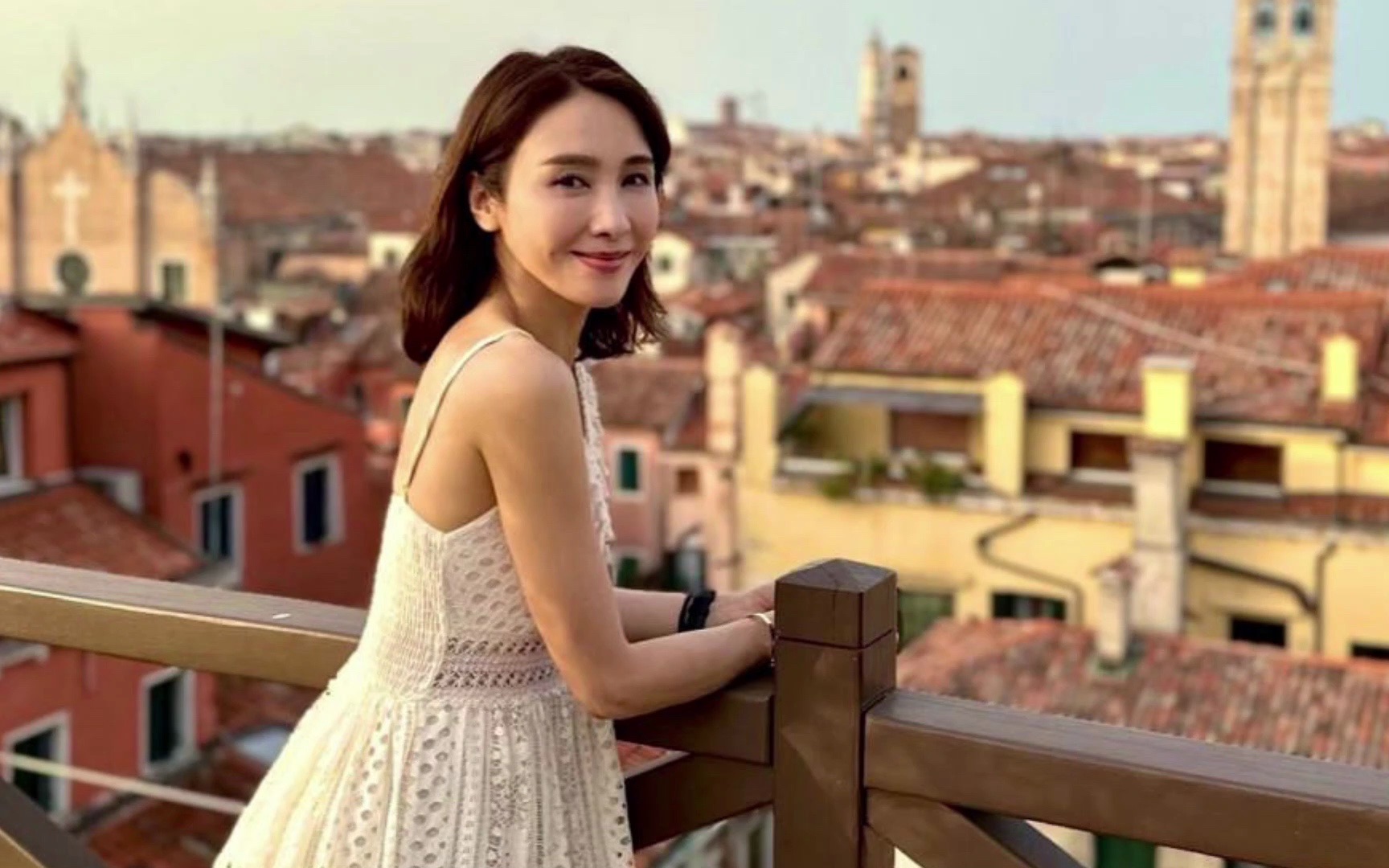 51岁黎姿畅游欧洲 穿低胸吊带裙秀完美身材