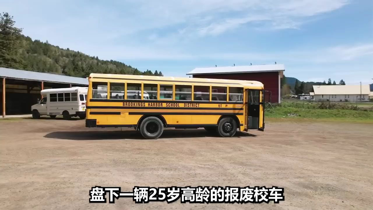 男人将报废校车改装成顶级房车,成功带老婆环游世界!