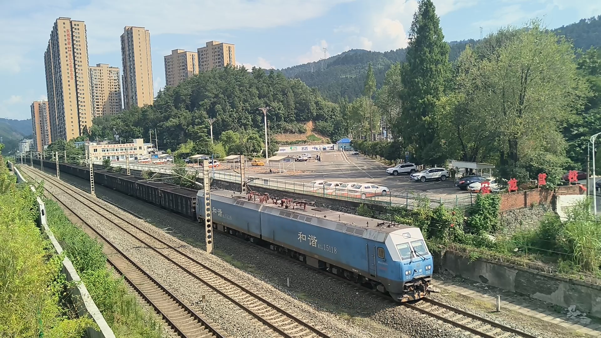 【襄渝铁路】浩吉铁路hxd1-5118 煤炭直达接近十堰站