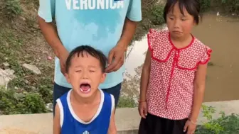 Tải video: 两只小兔子在河里上不来了！姐姐和弟弟哭了！