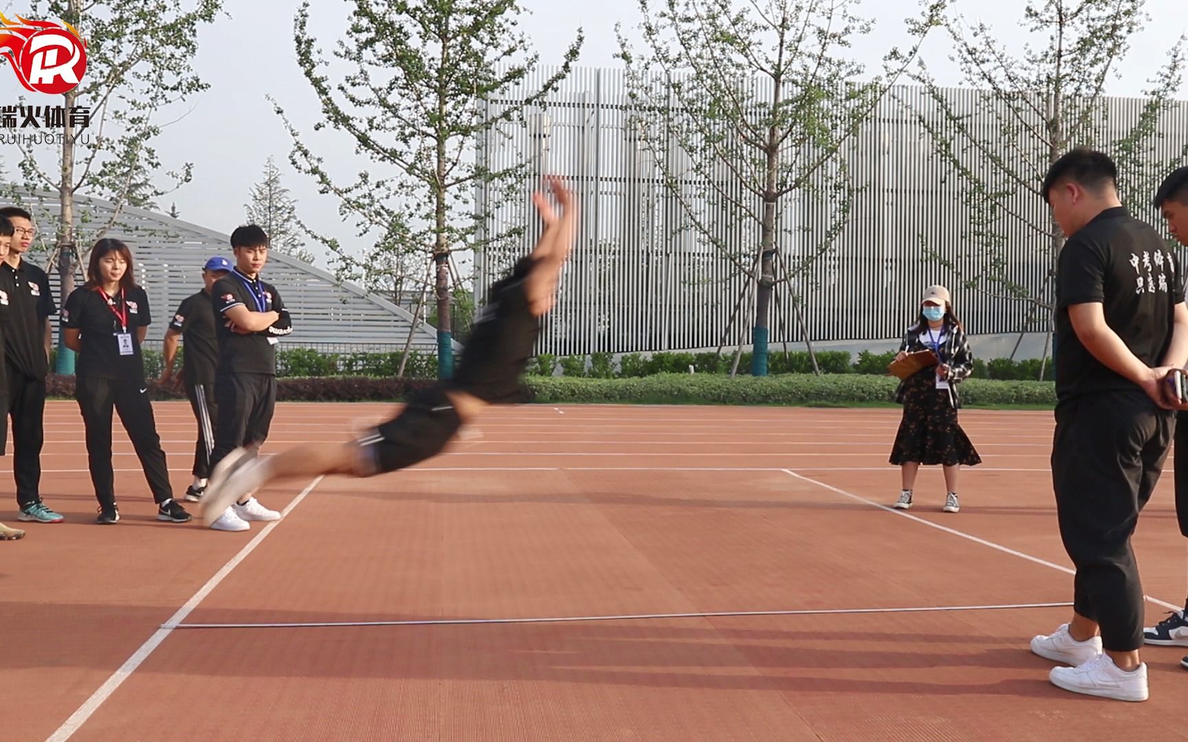 立定跳远3米1技术动作展示