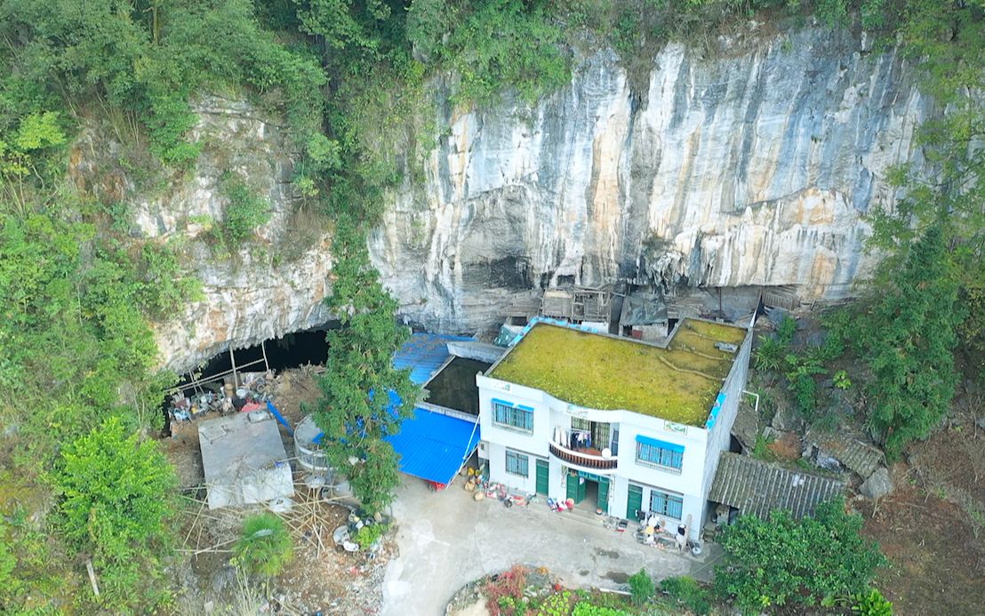 [图]贵州一悬崖峭壁之下住着一户人家，建起两层小楼，不愿搬出大山