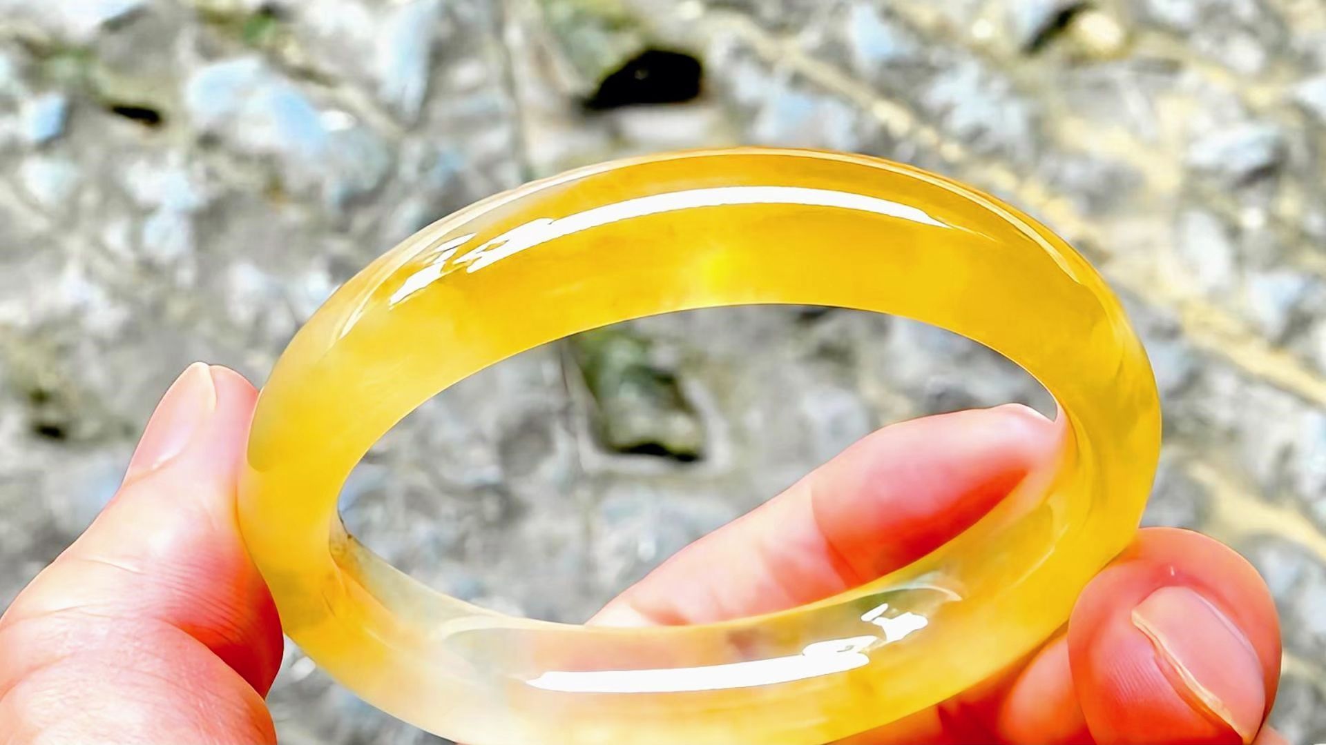 一套翡翠六万贵吗值钱吗(一套翡翠六万贵吗值钱吗知乎)