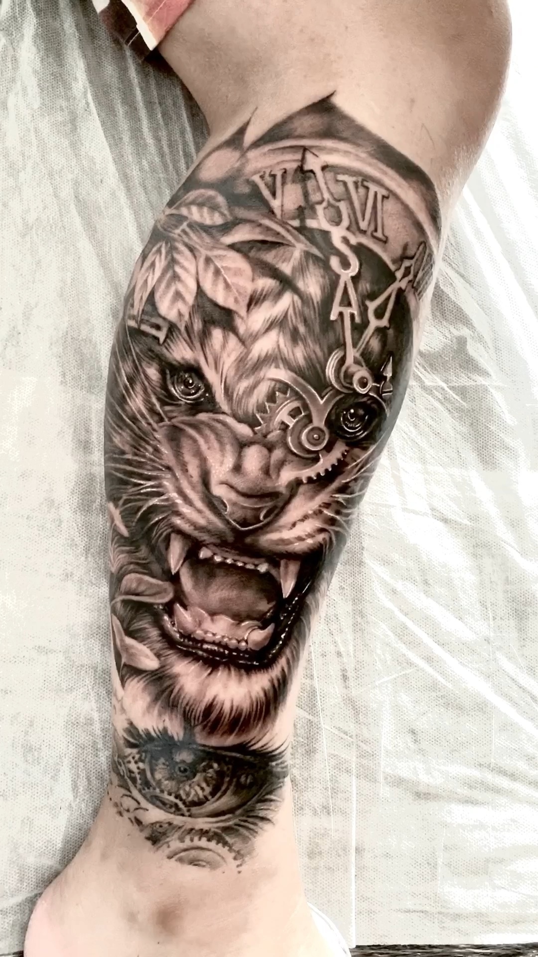 欧美写实老虎小腿纹身天津纹身