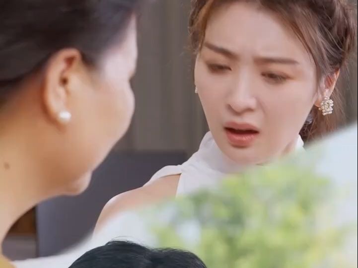 女扮男装后我掰弯了闪婚总裁安若瑄在奶奶的催婚下,与裴家长孙裴远深闪婚.新婚当日,裴远深便远赴海外,留下安若瑄独自面对豪门生活哔哩哔哩bilibili