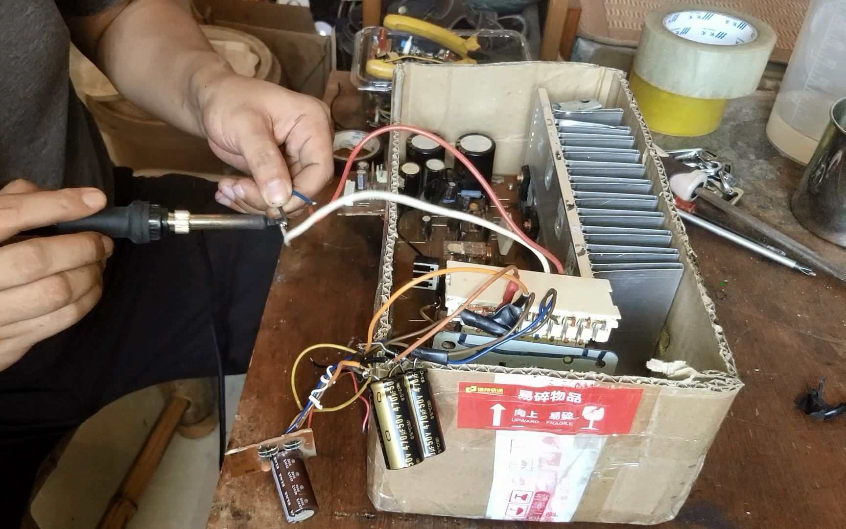 (上 找个纸盒将那个建伍功放板组装起来