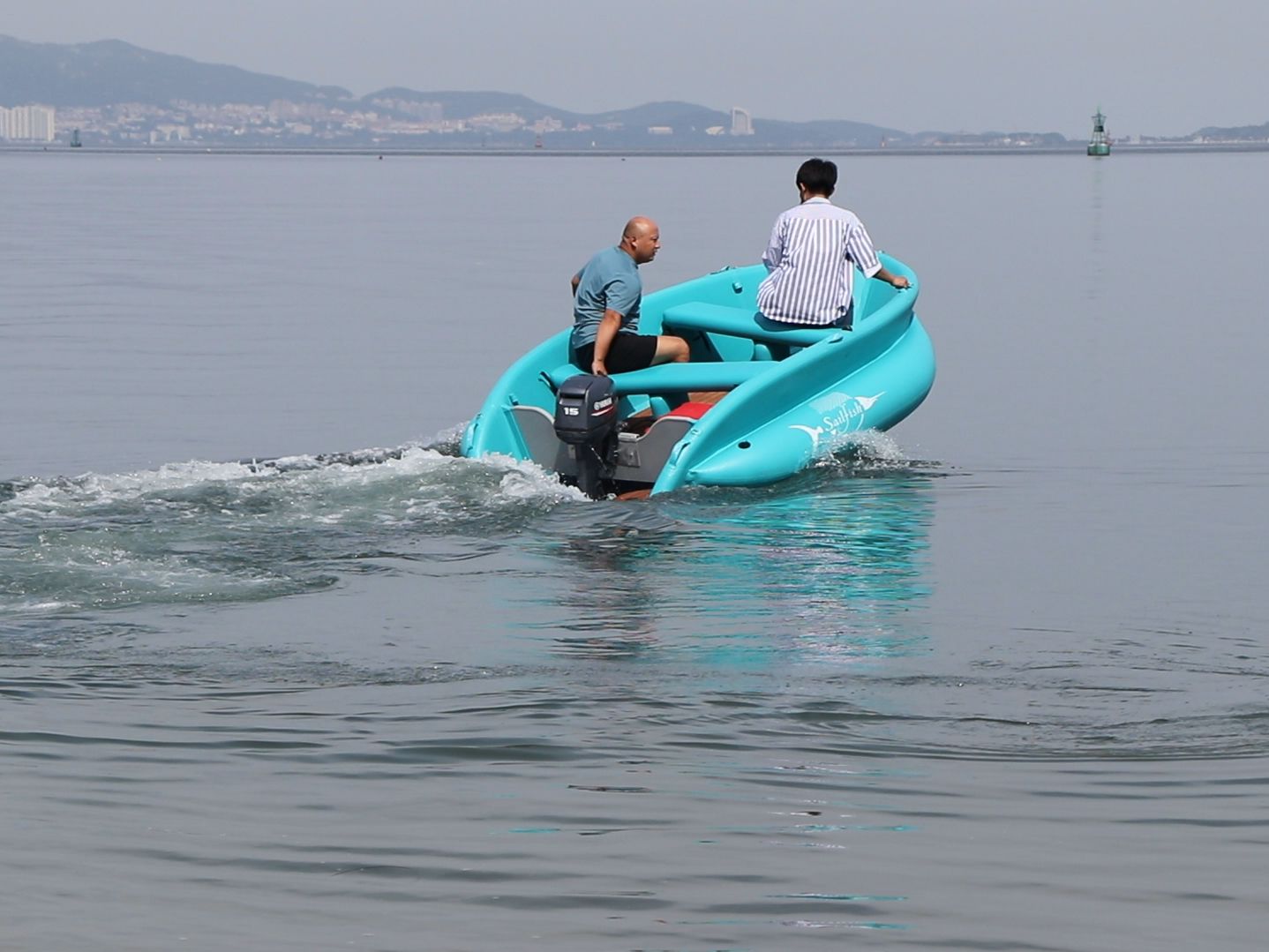 旗鱼充气路亚钓鱼船充气快艇 平静的水面,有一只小船在海上漂流,你看