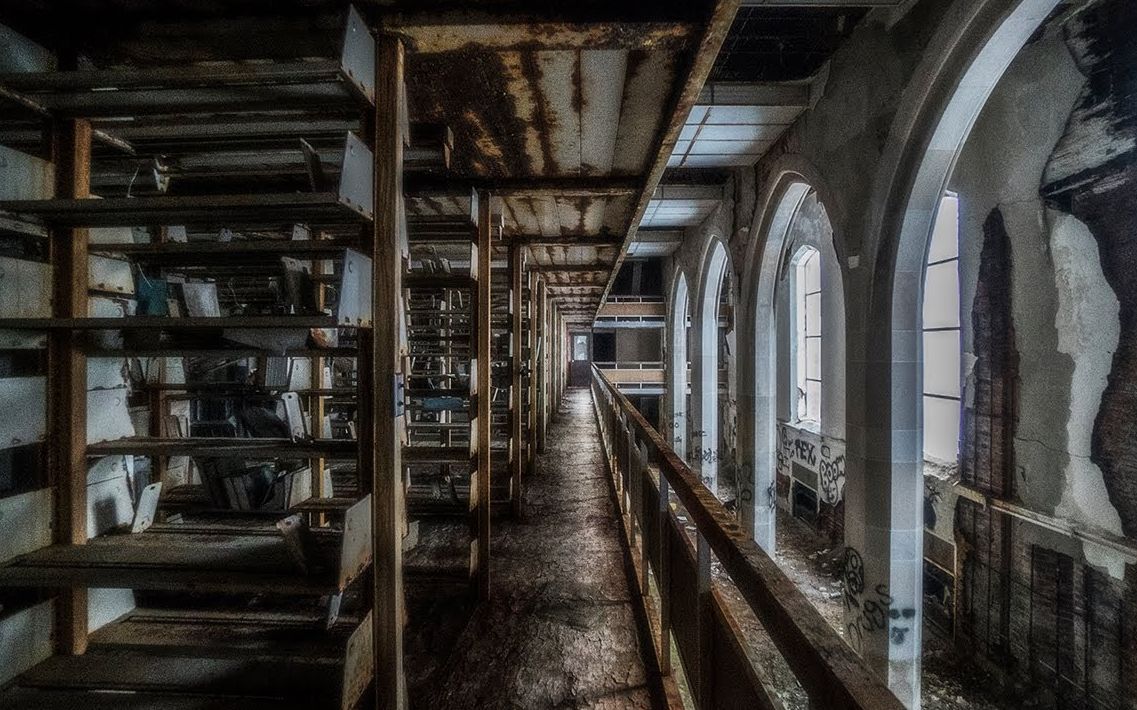 探索一座大学废弃的图书馆 由教堂改建 俄亥俄州托莱多市玛丽曼斯学院