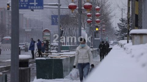 新冠肺炎 北京下雪 街上行人皆戴口罩凌晨两点素材网哔哩哔哩bilibili