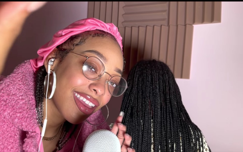 助眠粉色的柴娜好可爱玩妹妹的头发