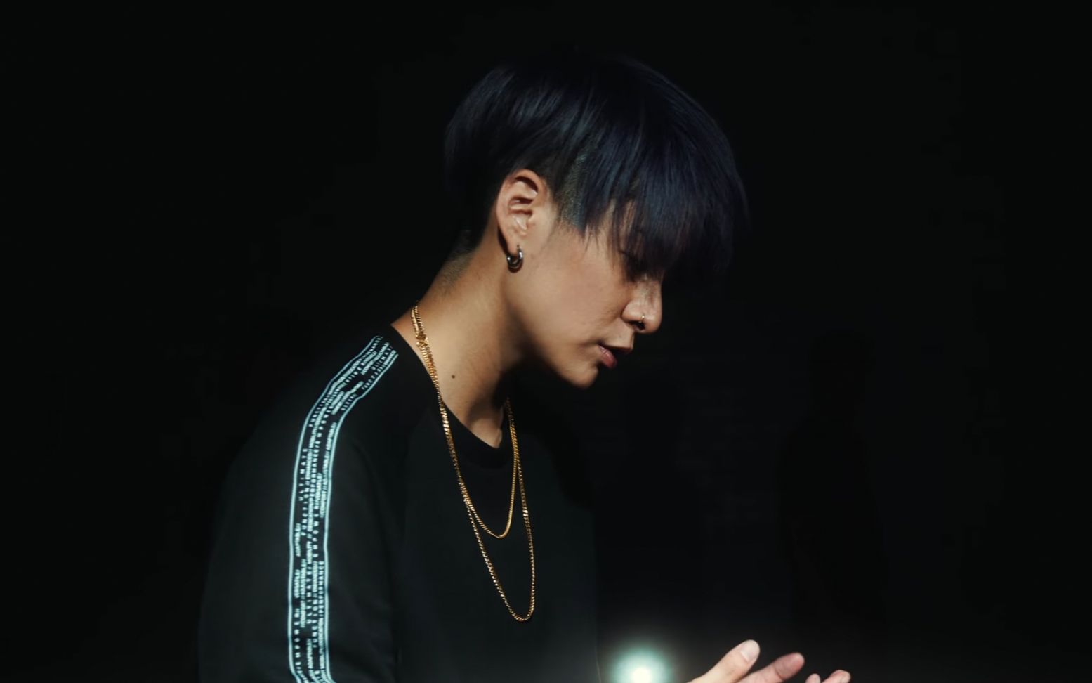 amber刘逸云最新solo曲hands behind my back mv超清字幕版——你的阿