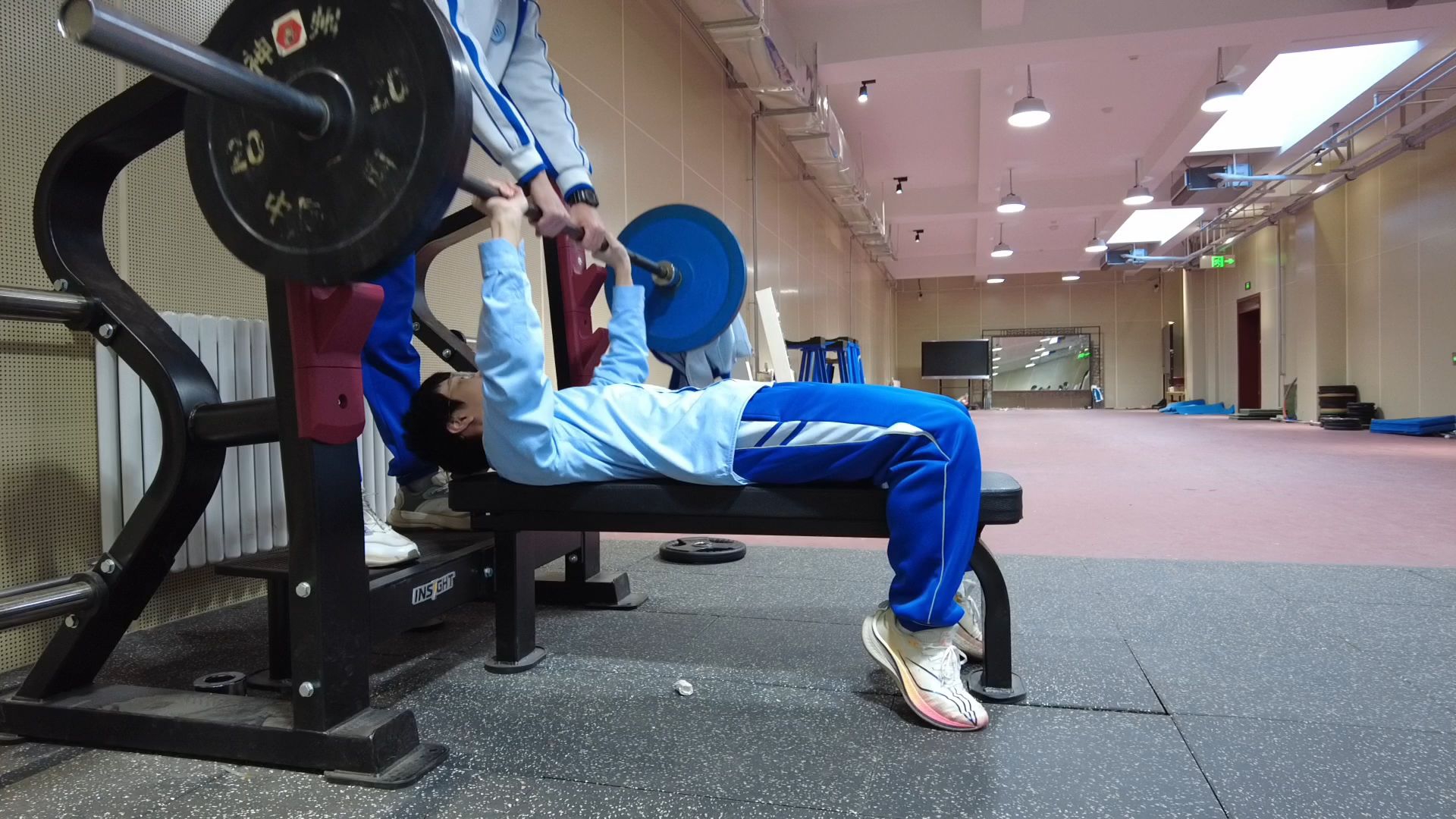 高中生在学校里第一次使用了卧推架