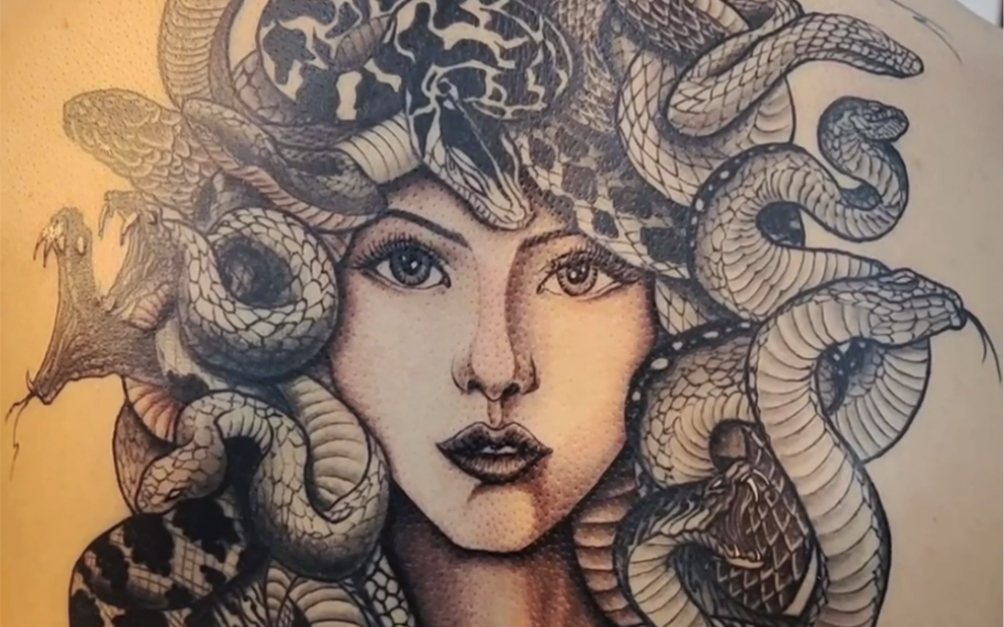 满背美杜莎走一幅#东莞纹身#东莞刺青#东莞#纹身#纹身手稿设计