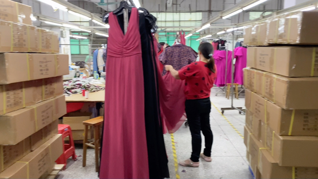 繁忙的制衣厂尾部查验工作