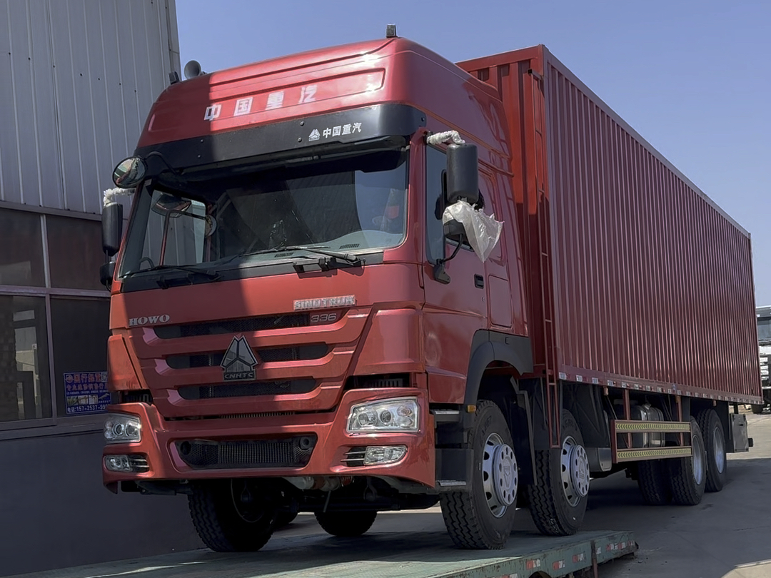 howo 336hp集装箱载货车,这批刚刚下线的车,它们完全按照国外用车需求