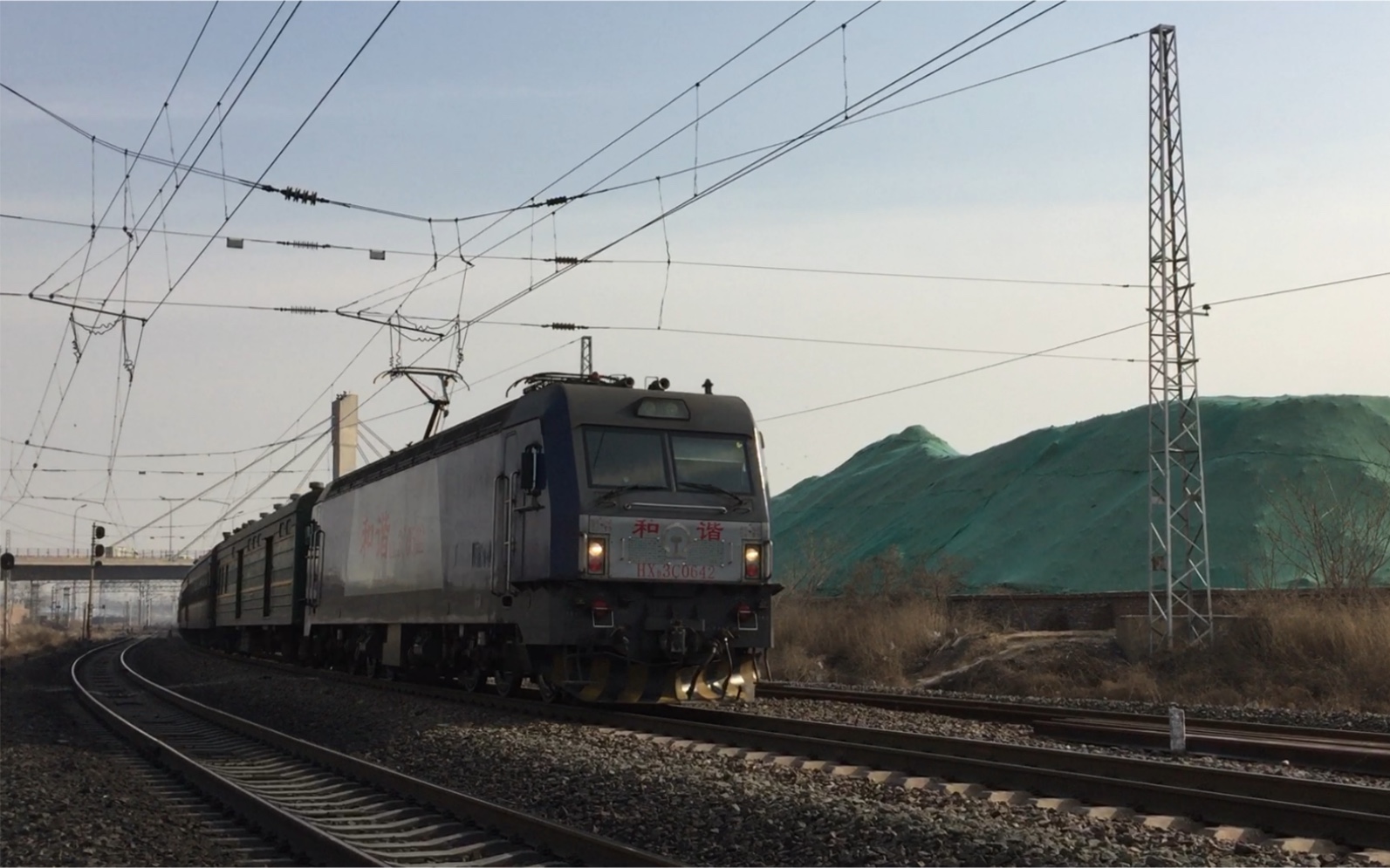 4415次列车同乡超越京原线的hxn5货列