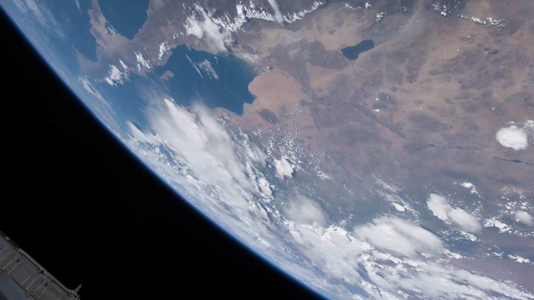 从空间站内部看地球 环绕地球