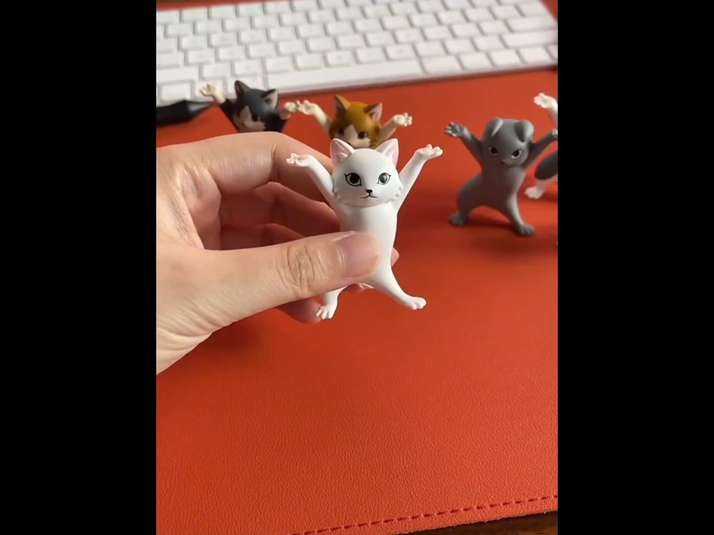 举手沙雕可爱猫猫笔架公仔妖娆猫举小猫笔托手办骚猫沙雕猫咪摆件