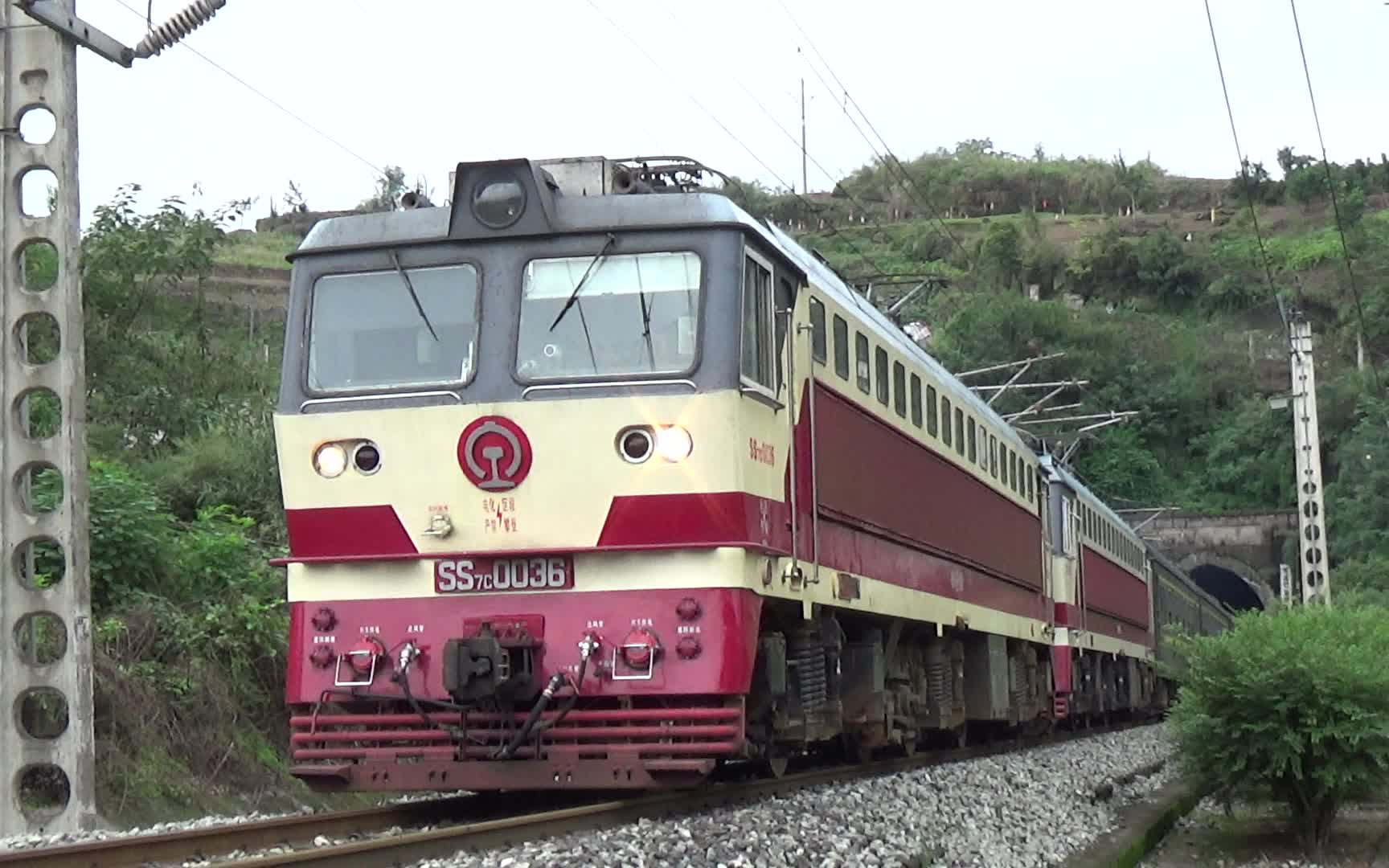 襄渝铁路 成局重段ss7c0036 0152牵引t237次昆山-重庆西 接近达州站