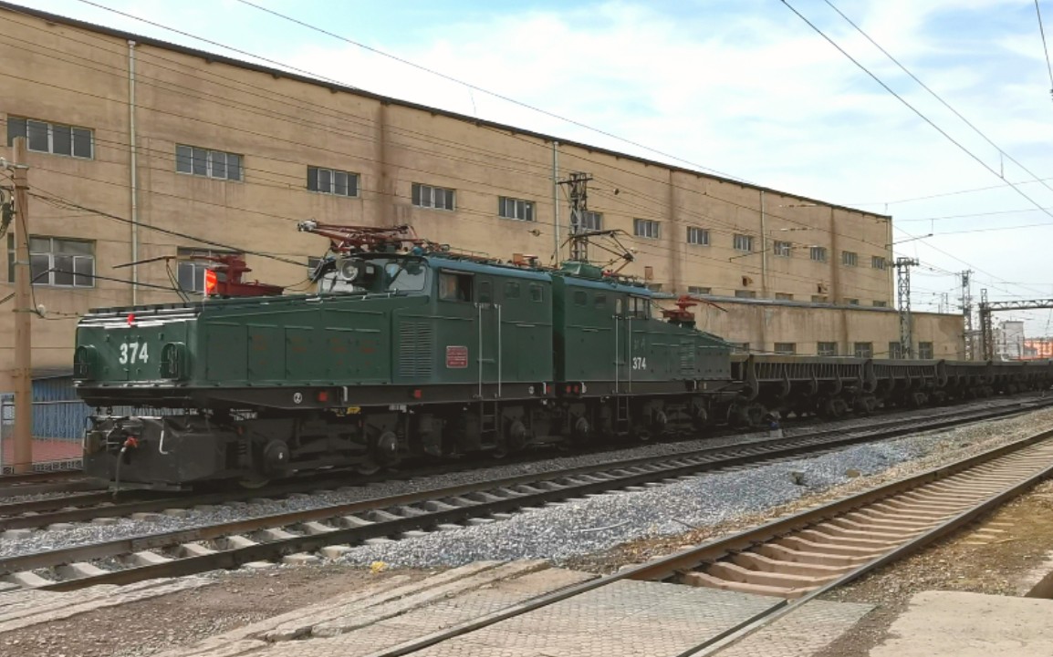 韶峰电机车"高速"通过弓长岭铁运道口