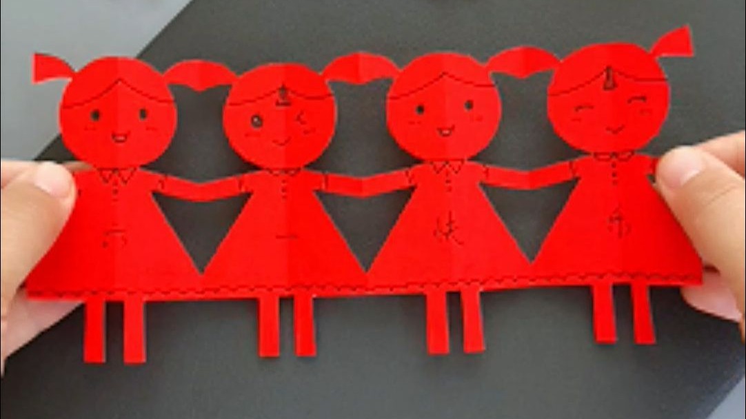 一张纸就可以剪出四个手拉手的小朋友,六一和孩子一起试试吧