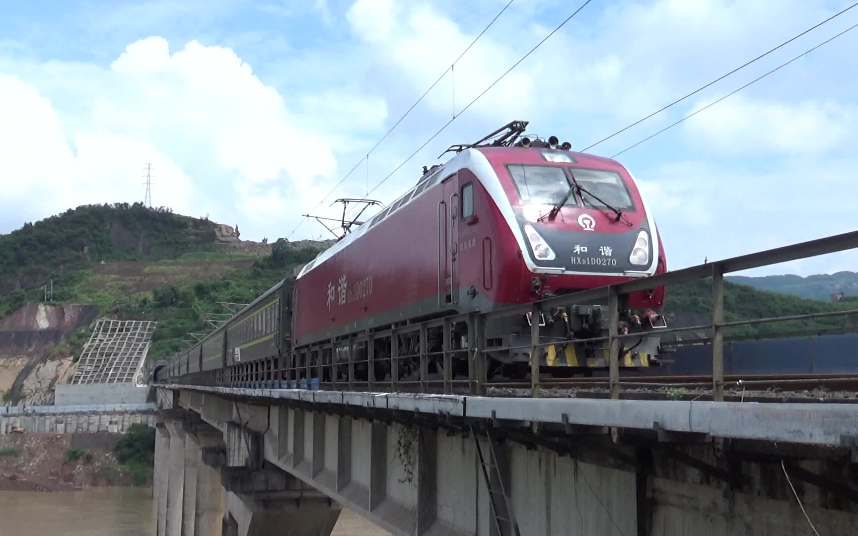 【铁路】炎炎夏日下行驶在达万铁路的列车 运行至州河特大桥_哔哩哔哩