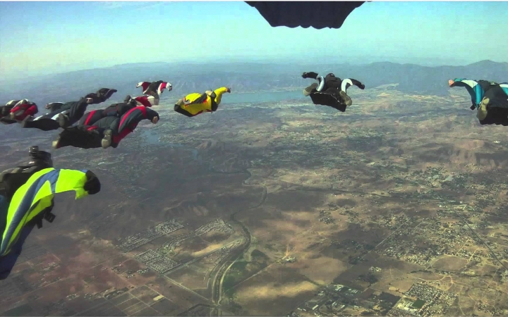 【翼装飞行】高空翼装跳伞 EPIC MASSIVE Wingsuit Flights哔哩哔哩bilibili