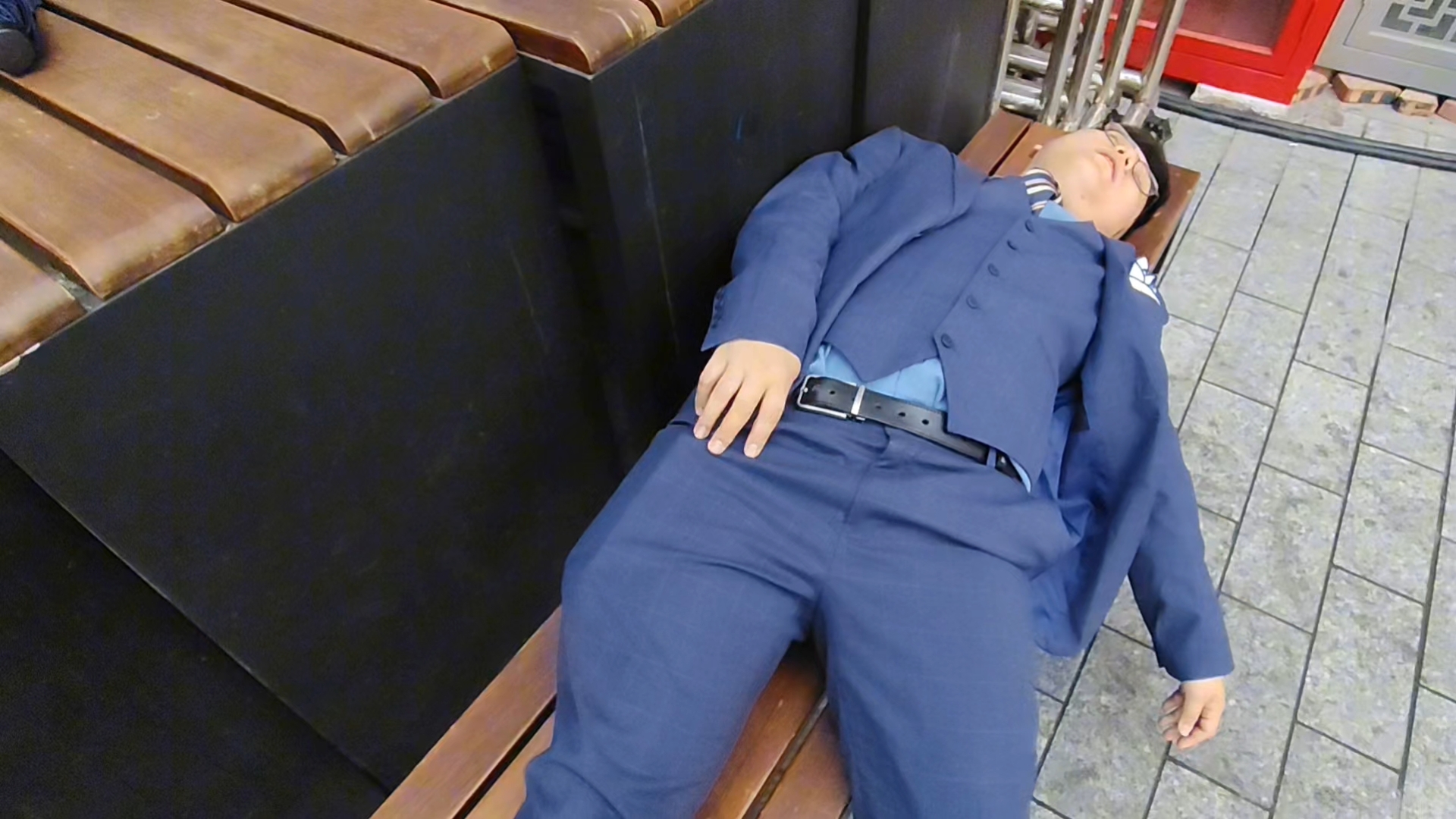 西装胖达醉醺醺